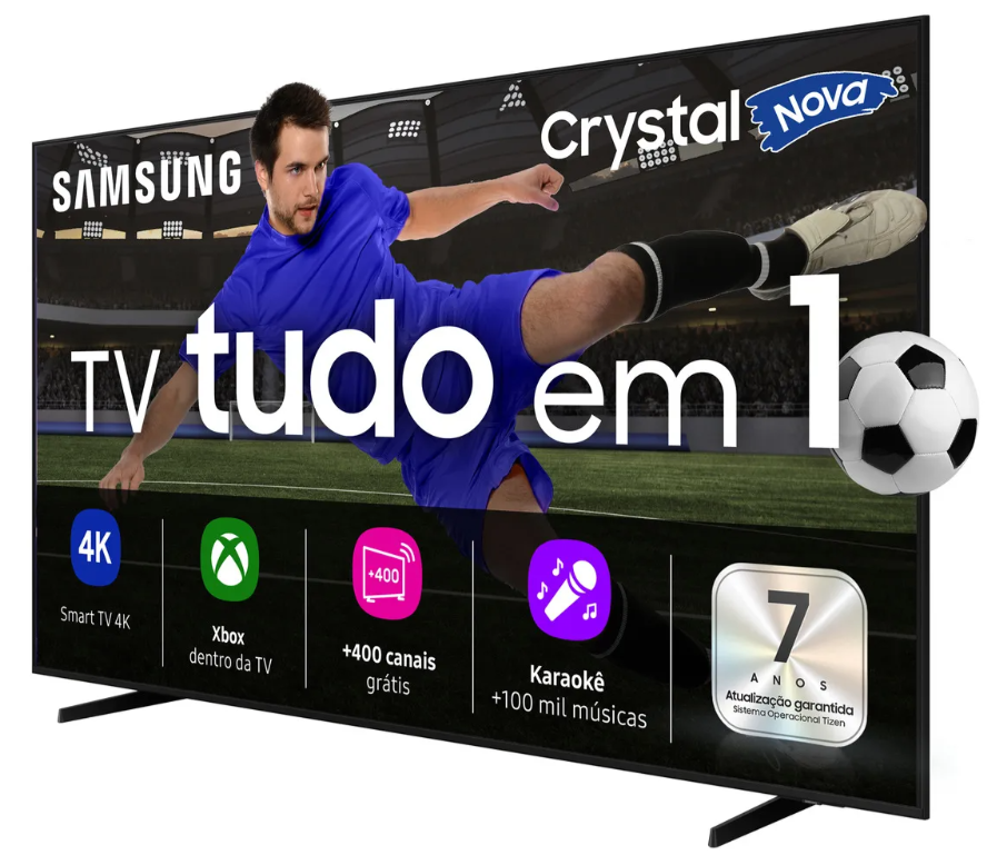 TV Samsung Crystal UHD 4K U8600F preta com tela de 50 polegadas, exibindo imagem de um jogador chutando uma bola de futebol.