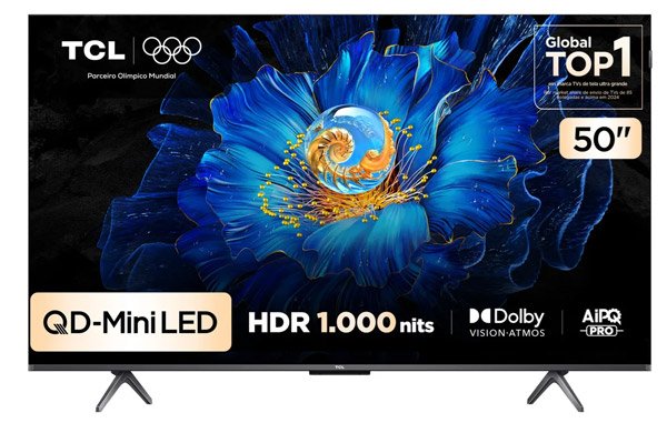 TV TCL QLED Mini LED 4K 50C6KS Google TV preta com tela de 50 polegadas, exibindo imagem de uma flor azul vibrante com detalhes em amarelo.