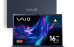 Notebook VAIO FE16 na cor cinza grafite com tela antirreflexo de 16 polegadas aberta, destacando seu formato moderno com bordas finas e acabamento premium.